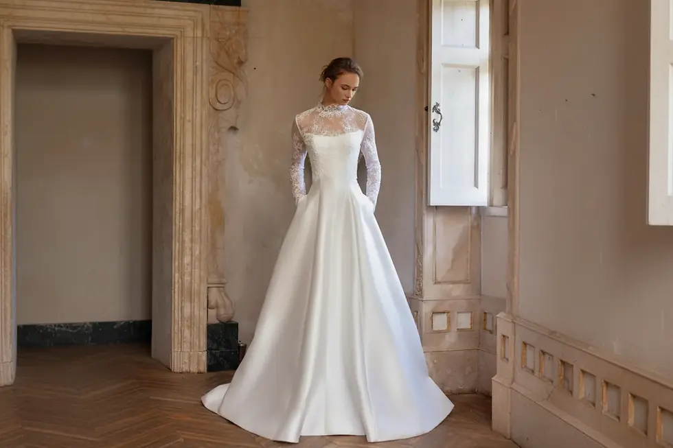 Ein schlichtes, elegantes Satin-Brautkleid mit praeziser Multi-Panel-Rockkonstruktion.
