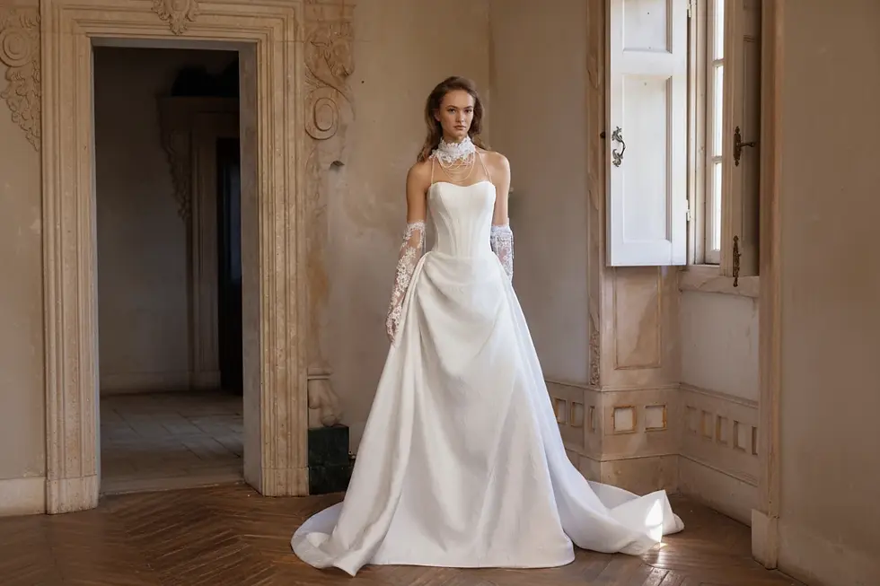 Vestido de novia de satén jacquard Marielle sobre un maniquí frente a un espacio de oficina.
