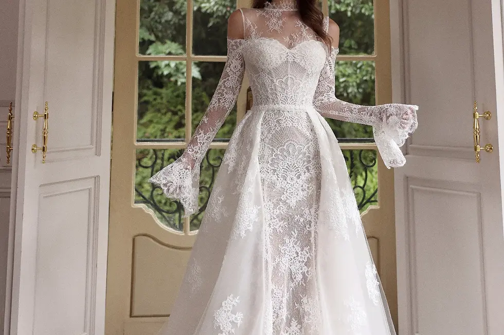 Detailaufnahme einer halbtransparenten Brautcorsage mit sichtbaren Stäbchen und feiner floraler Spitze.