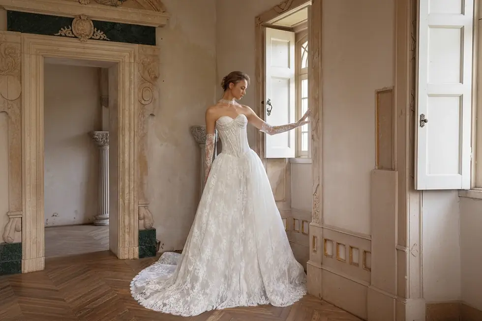 Robe de mariee Adelaide en dentelle francaise avec bustier orne de perles fines