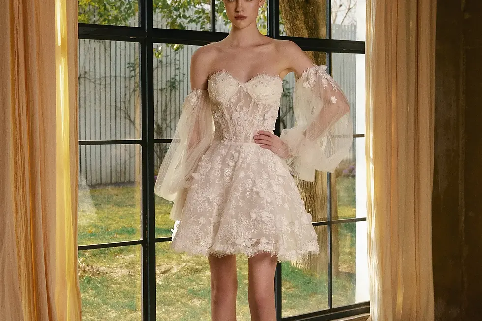 Vestido de novia corto de encaje combinado con una sobrefalda lisa estructurada y desmontable.