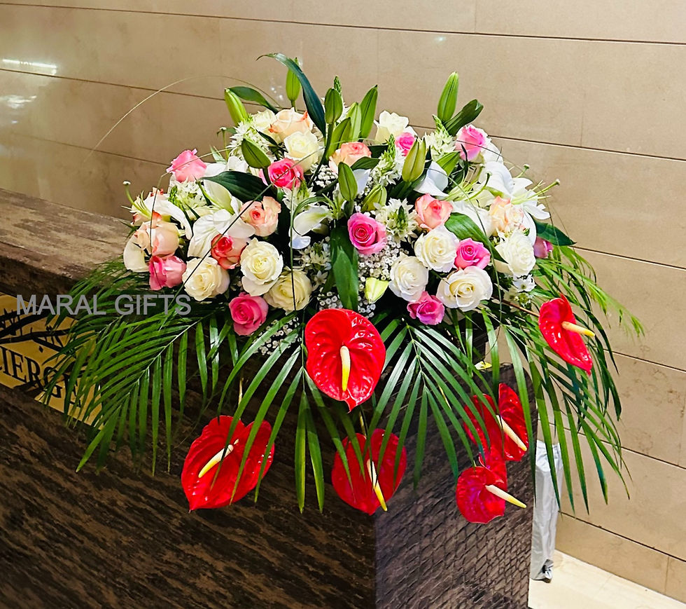 Table flower anturium with roses