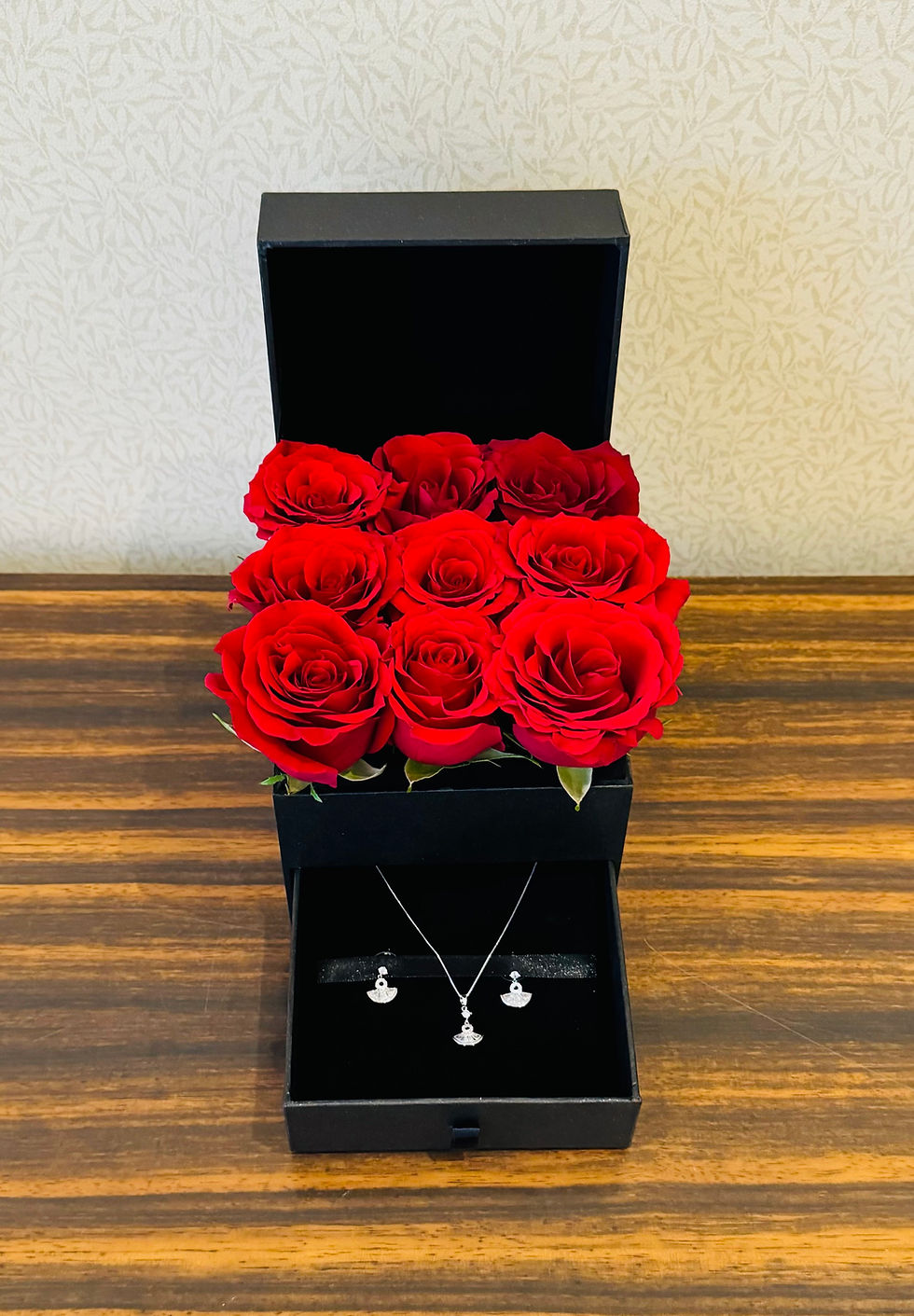 Combo Flower Box With Half Set Half Circle Design