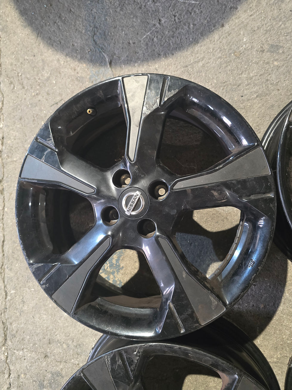Miniatura: 403005FA5B CERCHI IN LEGA NISSAN MICRA 2020 BI COLORE NERI E GRIGI DA 17''
