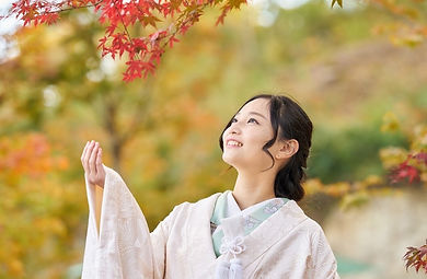 穿著和服觀賞紅葉