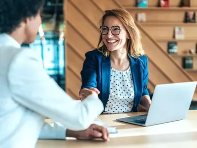 How To Deliver A Great Sales Pitch: 19 Expert Tips For Solopreneurs