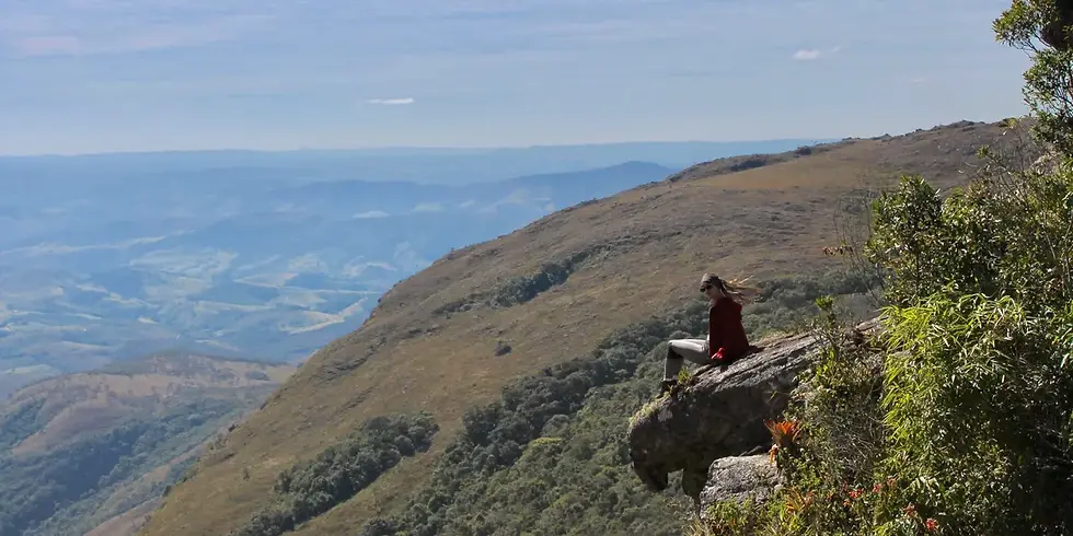 Mulheres caminhando na trilha com mochila cargueira em direção à Serra do Papagaio