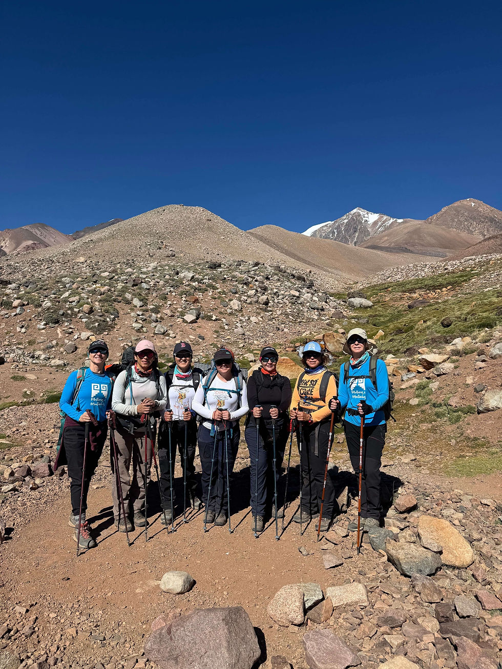 Imagem da equipe Mulheres e Montanhas posando para foto durante escalada