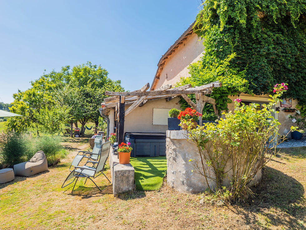 Private,peaceful and made for two; You own luxury holiday apartment in the Charente countryside, with private hot tub, sunny terrace and space to properly switch off from the moment you arrive