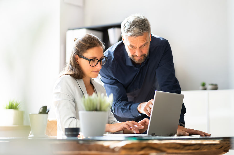 Ein Coach berät eine Gründerin am Laptop