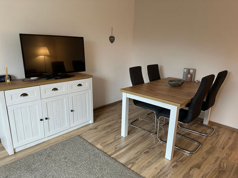 Esszimmer: Tisch mit 4 Stühlen, Kommode mit Flat Screen
