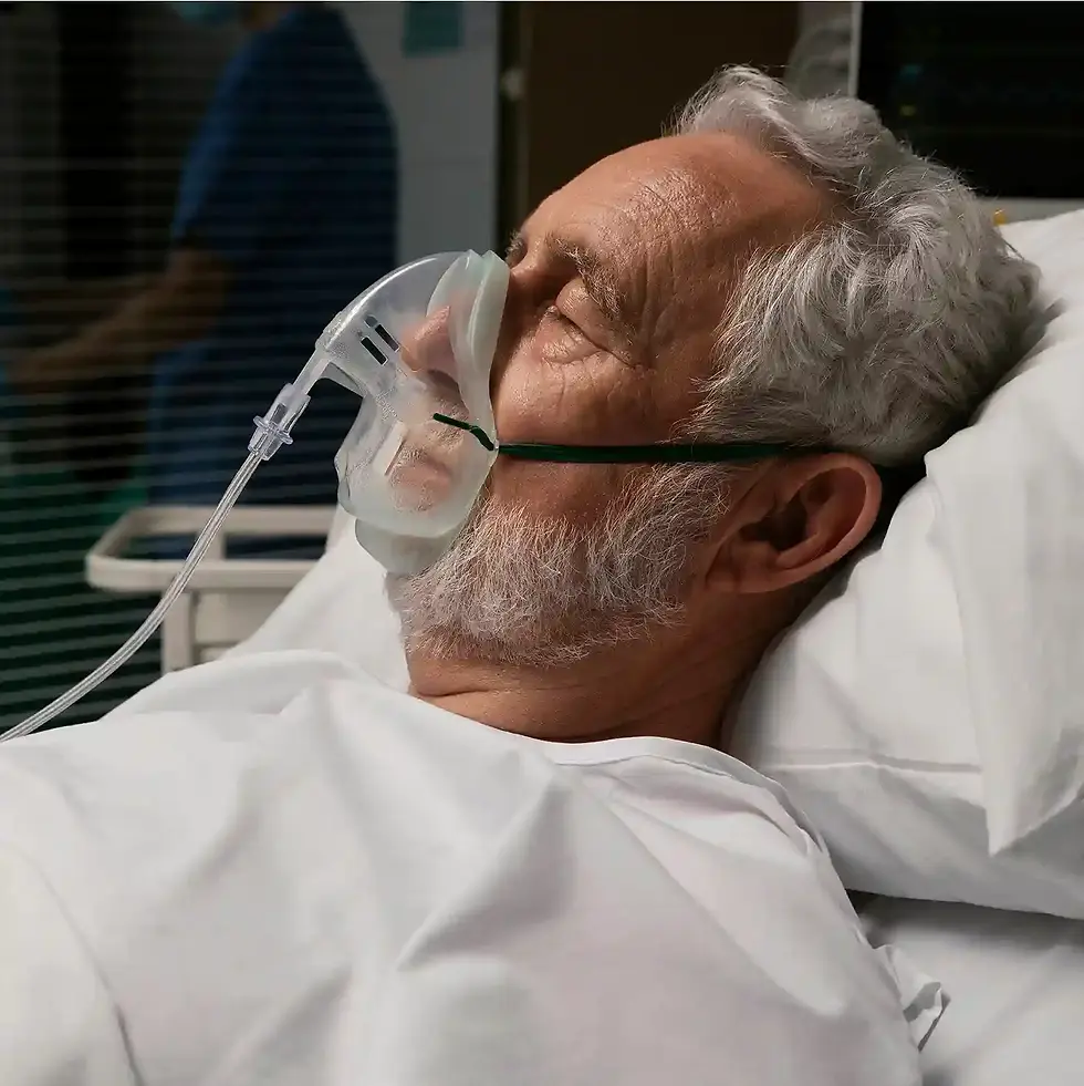 Idoso fazendo terapia de oxigênio no hospital com ajuda da TopCare Brasil