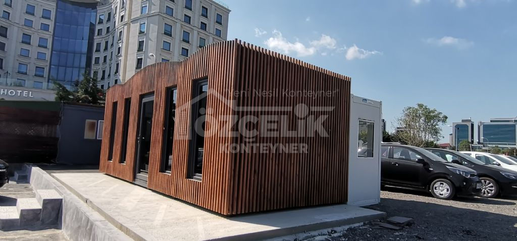 300x700 ölçülerinde ahşap kaplama ofis konteyner dış cephe görünümü