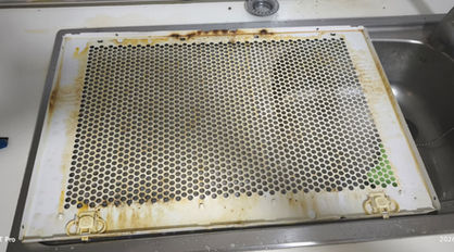 **Campana de cocina con grasa incrustada y suciedad acumulada, antes de su limpieza profunda.**
