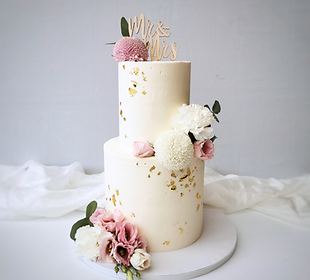 zweistöckige Torte mit Buttercreme, Hochzeitstorte selber backen