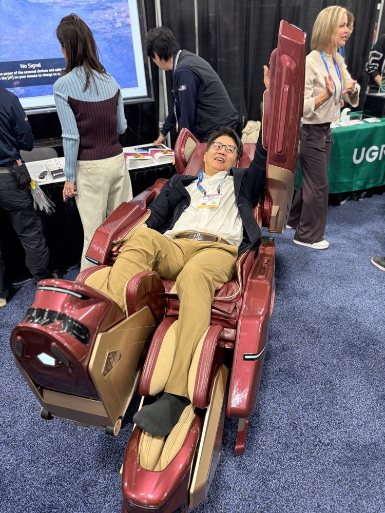 The latest robotic body massage chair from Bodyfriend. 