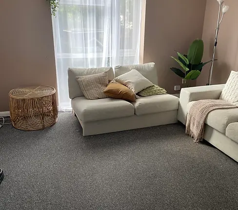 alfombra-gris-para-sala-moderna-con-sofa-beige-oviedos-tijuana-baja-california-san-diego