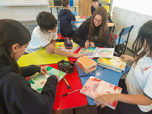 Varios estudiantes colaborando en proyecto de clase.