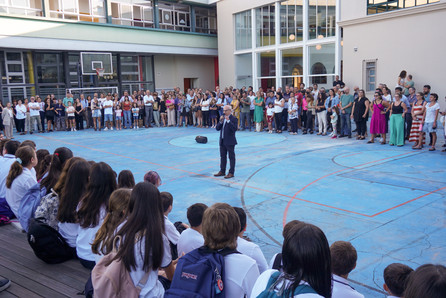 Estudiantes escuchando discurso, Primer día de 7º EBI 2025, Colegio San Ignacio