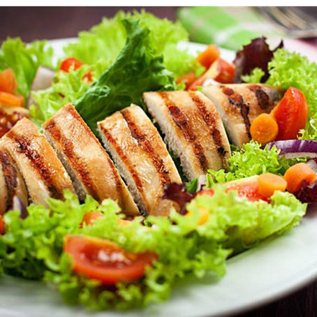 Pollo con ensalada de lechuga, pepino y jitomate