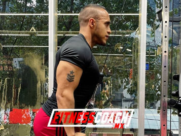 Extensión de triceps con cuerda y barra corta