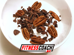 Yogurt griego con nibs de cacao y nueces