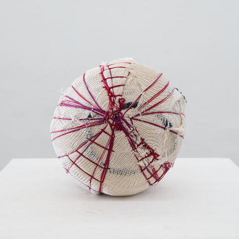 Anna Guerra
Aluada, 2024
Série Bola de Trapo
Resíduo Têxtil, plástico, amarrações e bordados.
25 cm diâmetro