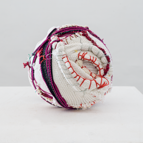 Anna Guerra
Afolozada, 2024
Série Bola de Trapo
Resíduo Têxtil, plástico, amarrações e bordados.
25 cm diâmetro