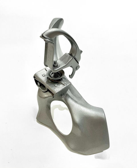 Juniara Albuquerque
Reintegrar-se, 2023
Série SECA - Experimentando a vida após a morte
Estrutura de osso bovino e maçaneta de
fusca sob pintura automotiva
47 x 26 x 22 cm