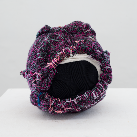 Anna Guerra
Apuço, 2024
Série Bola de Trapo
Resíduo Têxtil, plástico, amarrações e bordados.