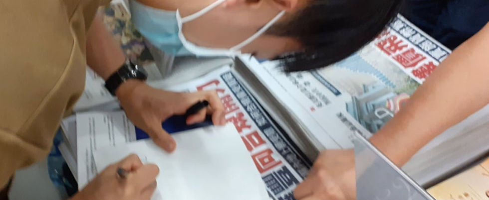 Zac於最後一天當「一日檔主」，讀者買完書後請主持人簽名留念。