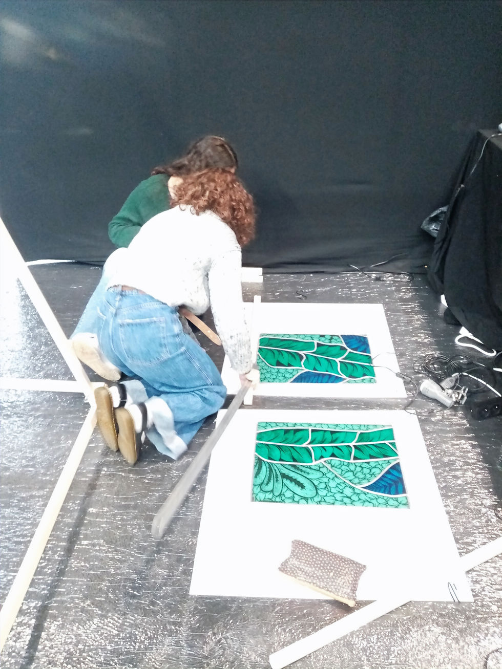 Un cours sur place, installation du stand avec mes élèves du CAP formation initiale : comment exposer des vitraux ?