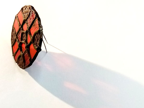 Broche en verre rouge