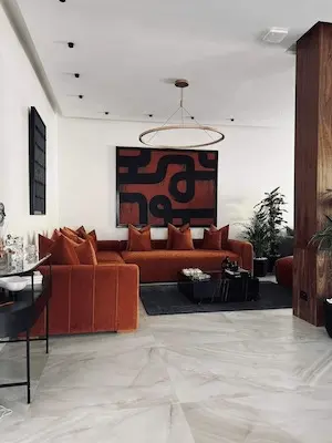 salon rouge avec tableau de l'architecte d'intérieur