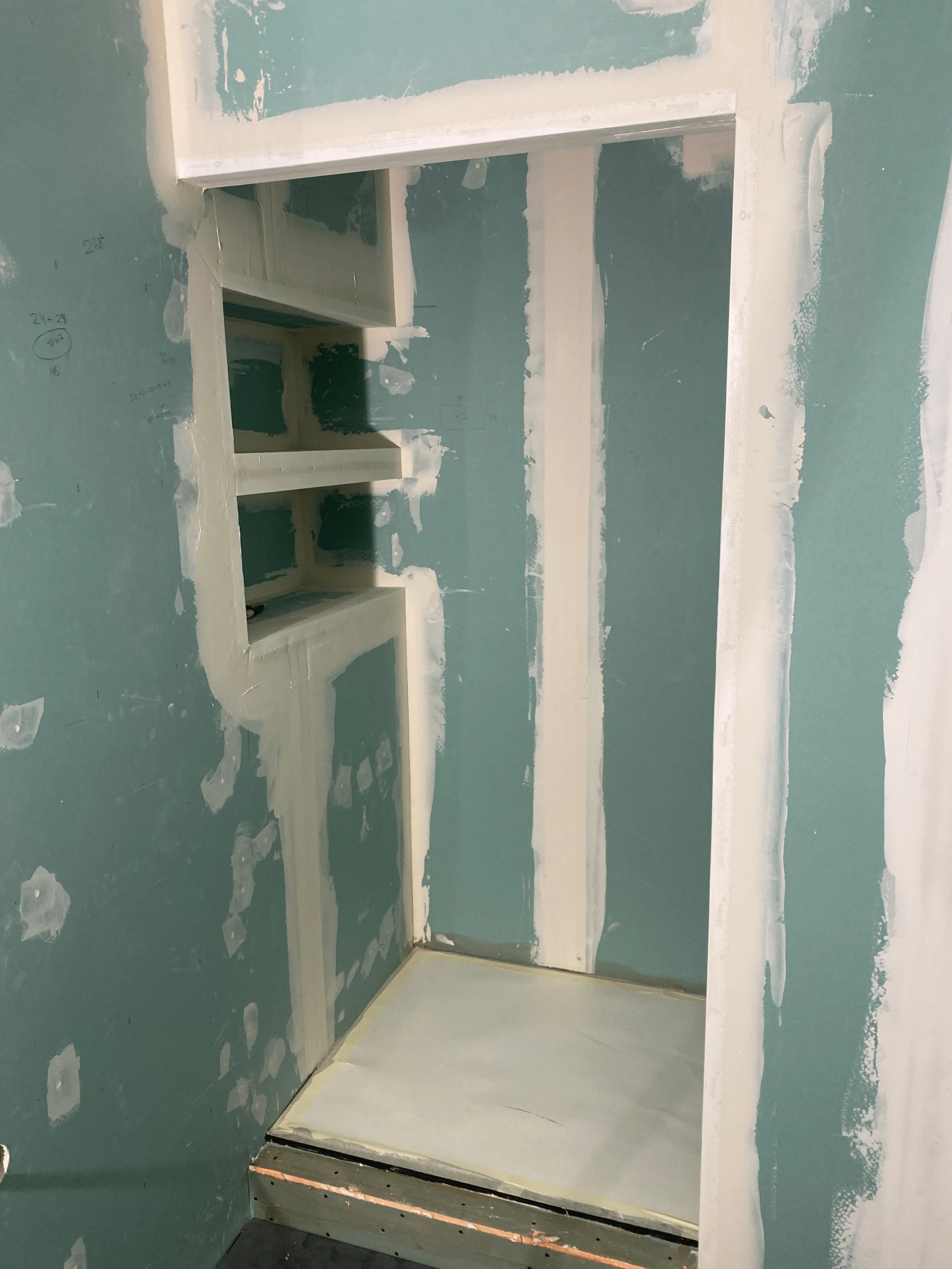 Rénovation salle de bain pendant les travaux accompagné par architecte d'intérieur début des enduits sur BA13 hydrofuge