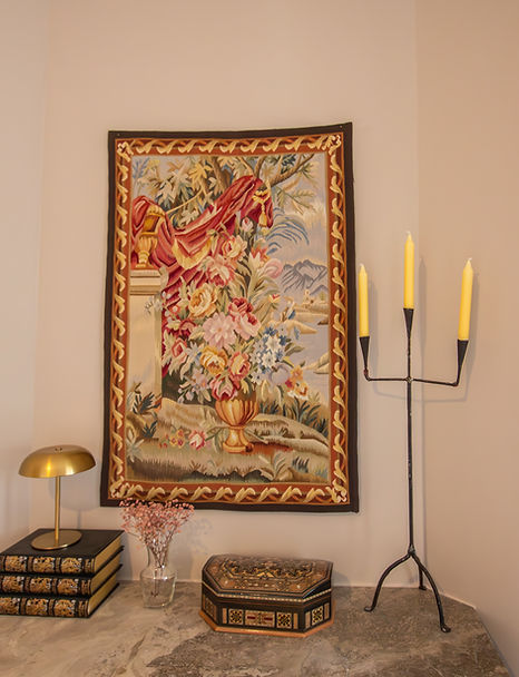 inspiration objet déco avec une tapisserie pour décorer sur la cheminée en marbre