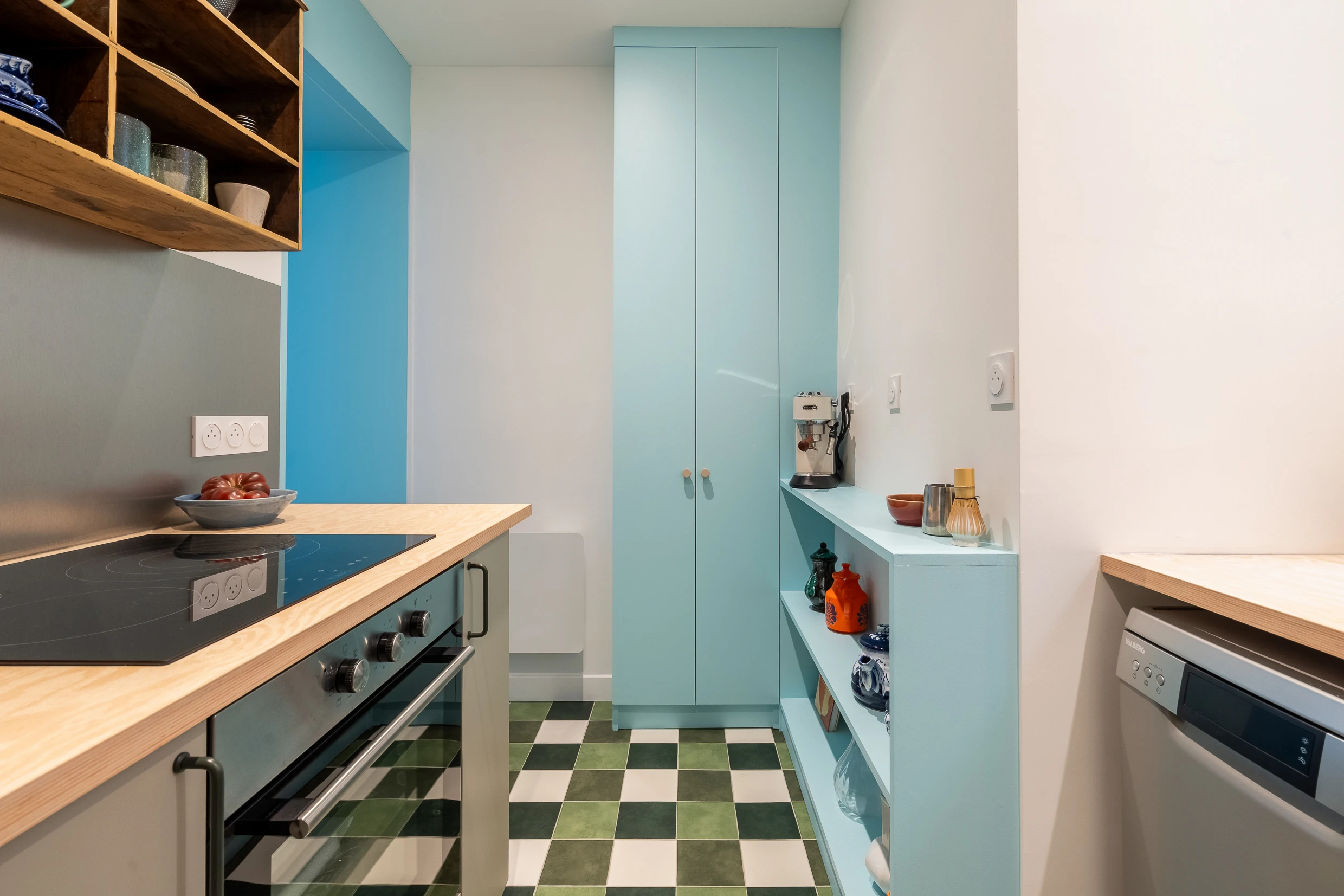 meuble sur mesure du sol au plafond couleur tendance bleu glacier optimisation cuisine studio 30 m2