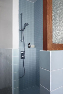 Architecte d'intérieur couleur tendance salle de bain mosaïque bleu 2026