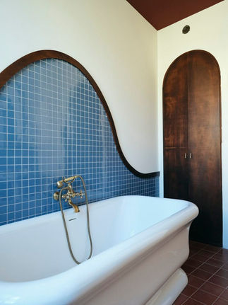 Baignoire avec carrelage bleu originale style atelier d'artiste par un architecte d'intérieur