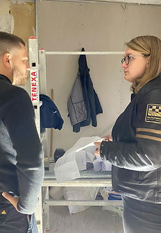 Architecte d'intérieur Paris 17 sur le chantier avec son entrepreneur