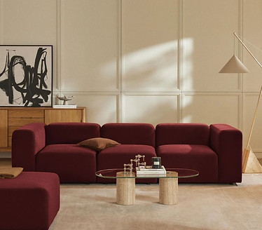 Salon minimaliste canapé rouge cerise couleurs tendance année 2025 Paris 6 décorateur d'intérieur