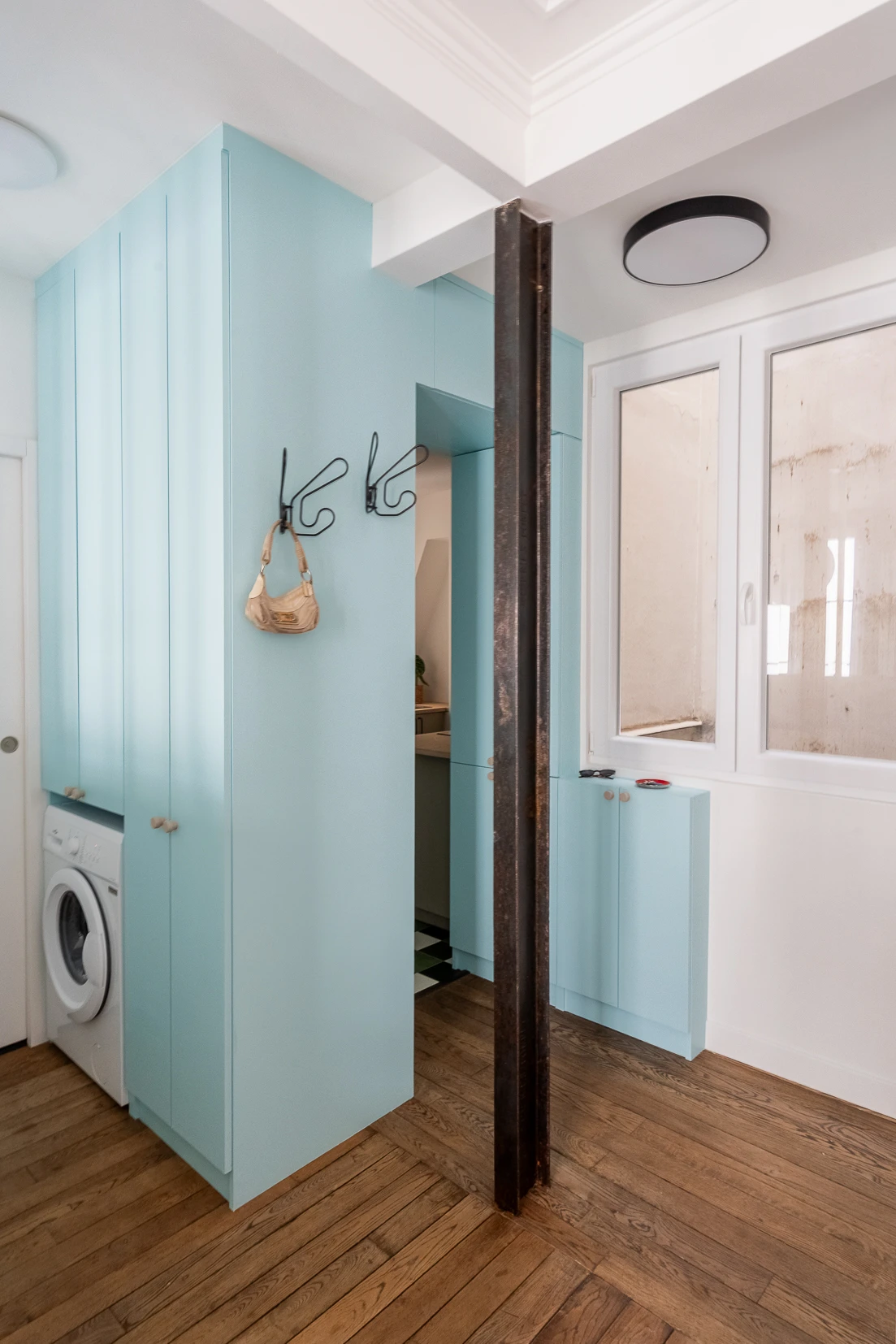 Aménagement d'un appartement de 30 m2 astuces optimiser les rangements meuble sur mesure du sol au plafond couleur tendance bleu clair