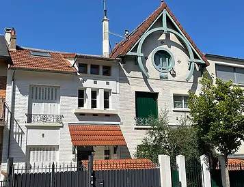 Magnifique immeuble alsacien boiserie et poutre couleurs Paris 15 architecture