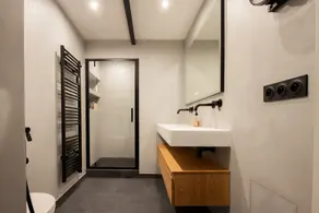 Rénovation salle de bain avant après : transformation complète d'une salle de bain humide et insalubre