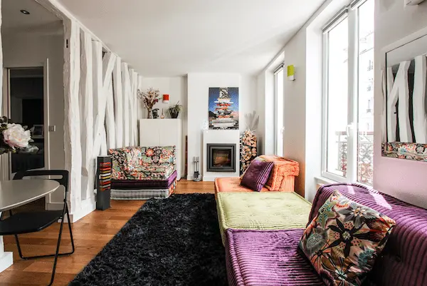 Salon coloré et inspirant avec canapé Roche bobois