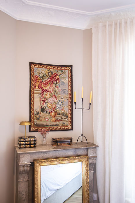 inspirationdéco pour une cheminée en marbre avec tapisserie et chandelier vintage architecte d'intérieur