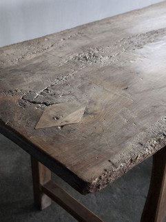 Vieille table de bois vintage pour donner du caractère à votre salon wabi sabi