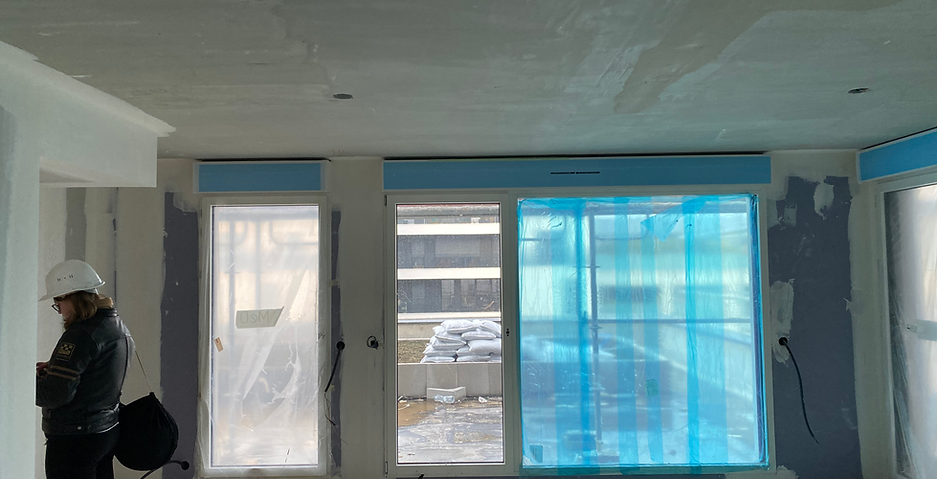 Architecte avec un casque sur un chantier professionnel en cours