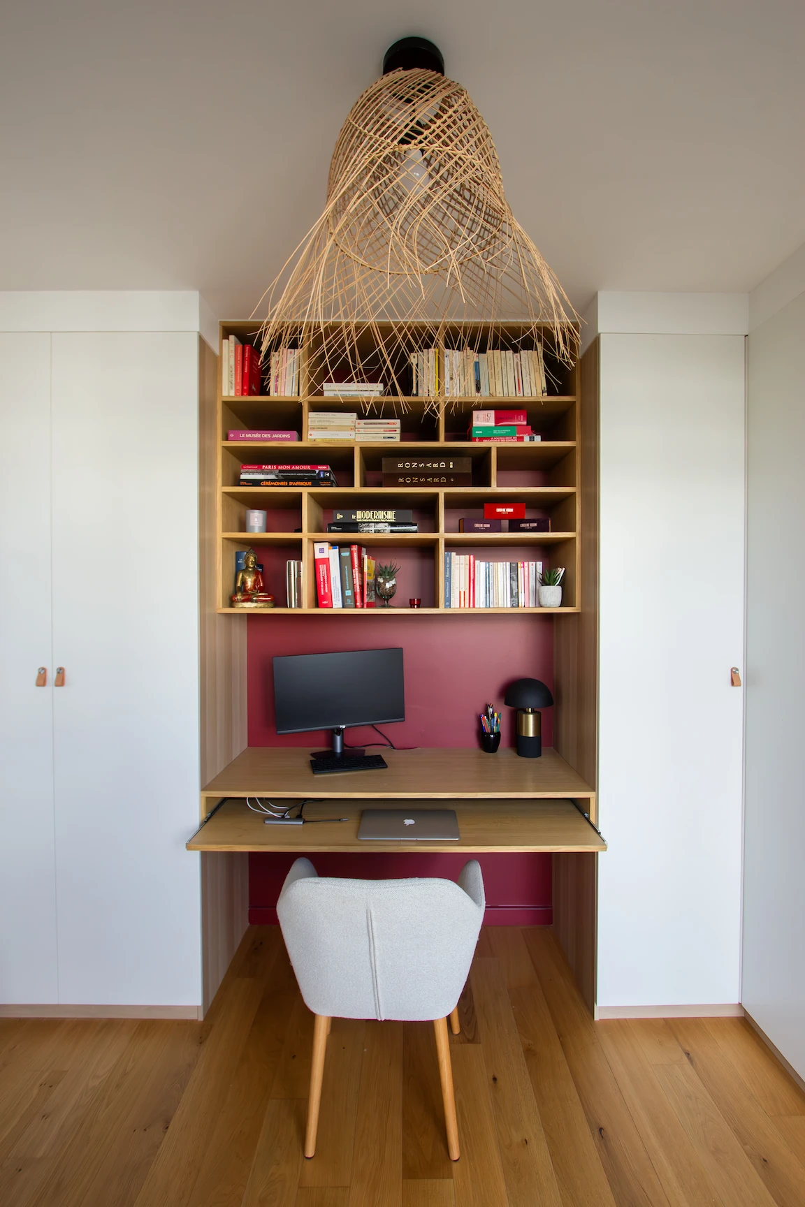 aménagement bureau télétravail en bois avec rangement sur mesure 