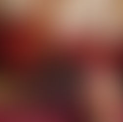 Fauteuil et design d'intérieur rouge cerise couleur tendance 2025 par une décoratrice